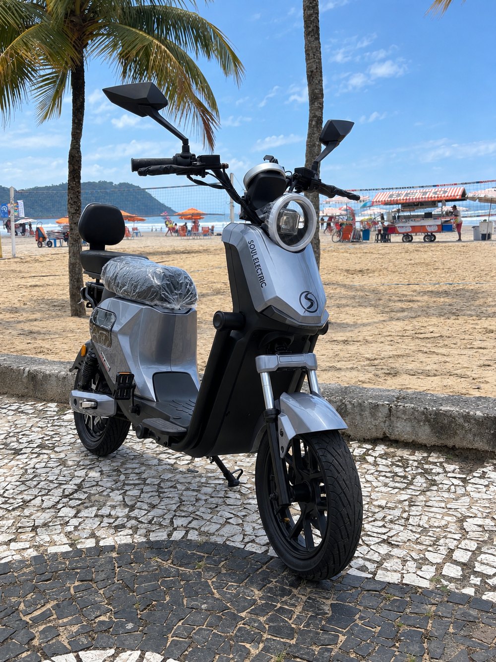 Scooter elétrica Soul Electric prata na praia