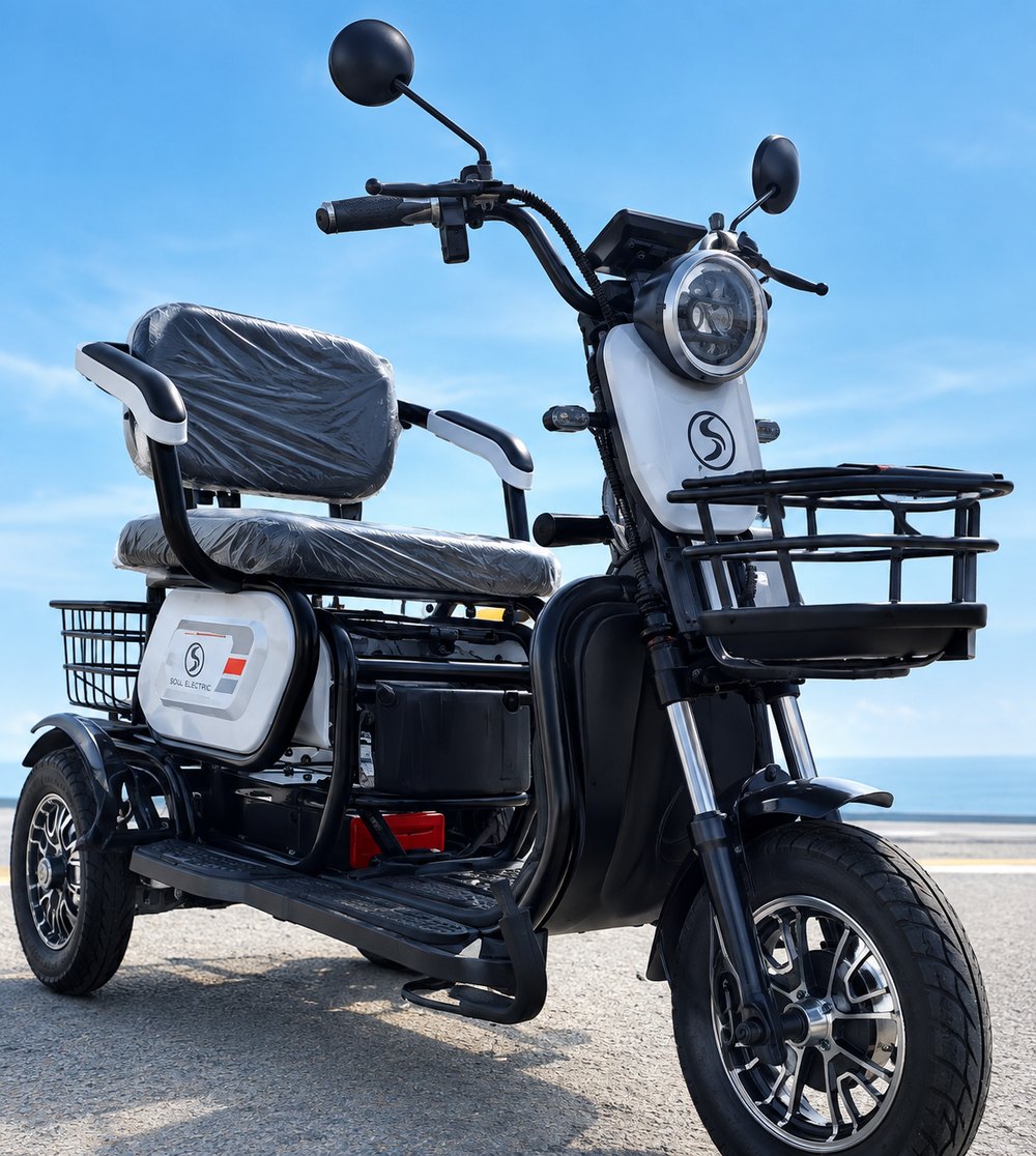 Triciclo elétrico Soul Electric branco com cesto